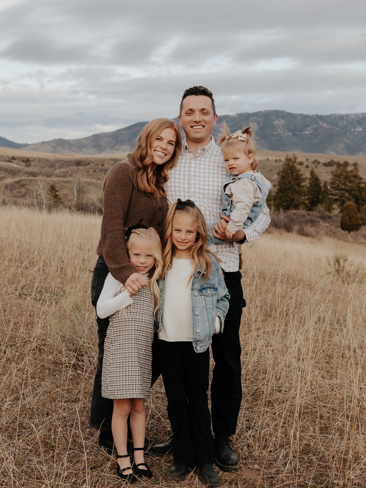 Family photo session in Swan Valley, Idaho. Candid, warm, natural family photos.