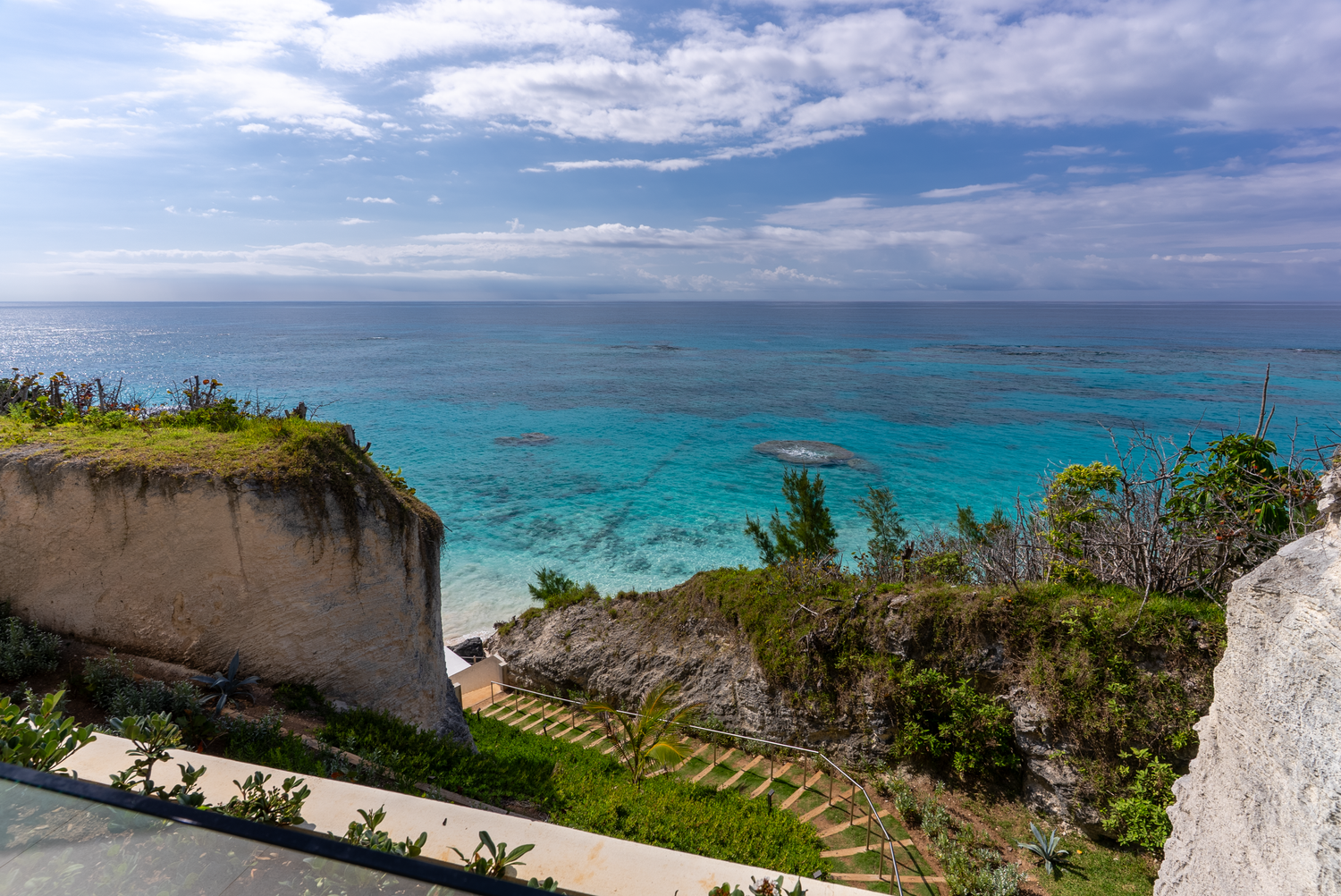 Stunning coastal views of turquoise ocean waters and rocky cliffs from elevated vantage point.