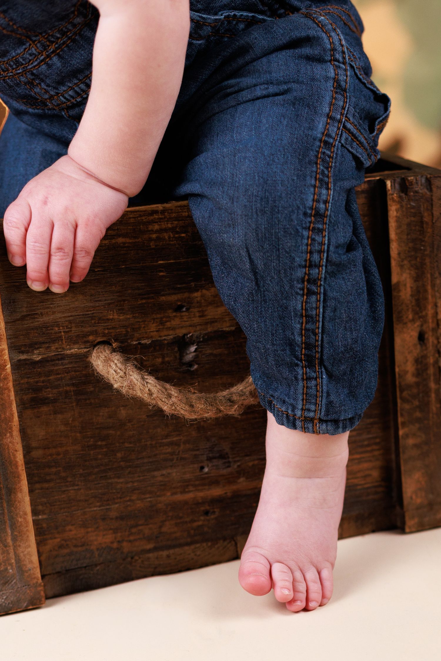 Close up details of a babies hand and foot during a Dalton Georgia Cake Smash Session