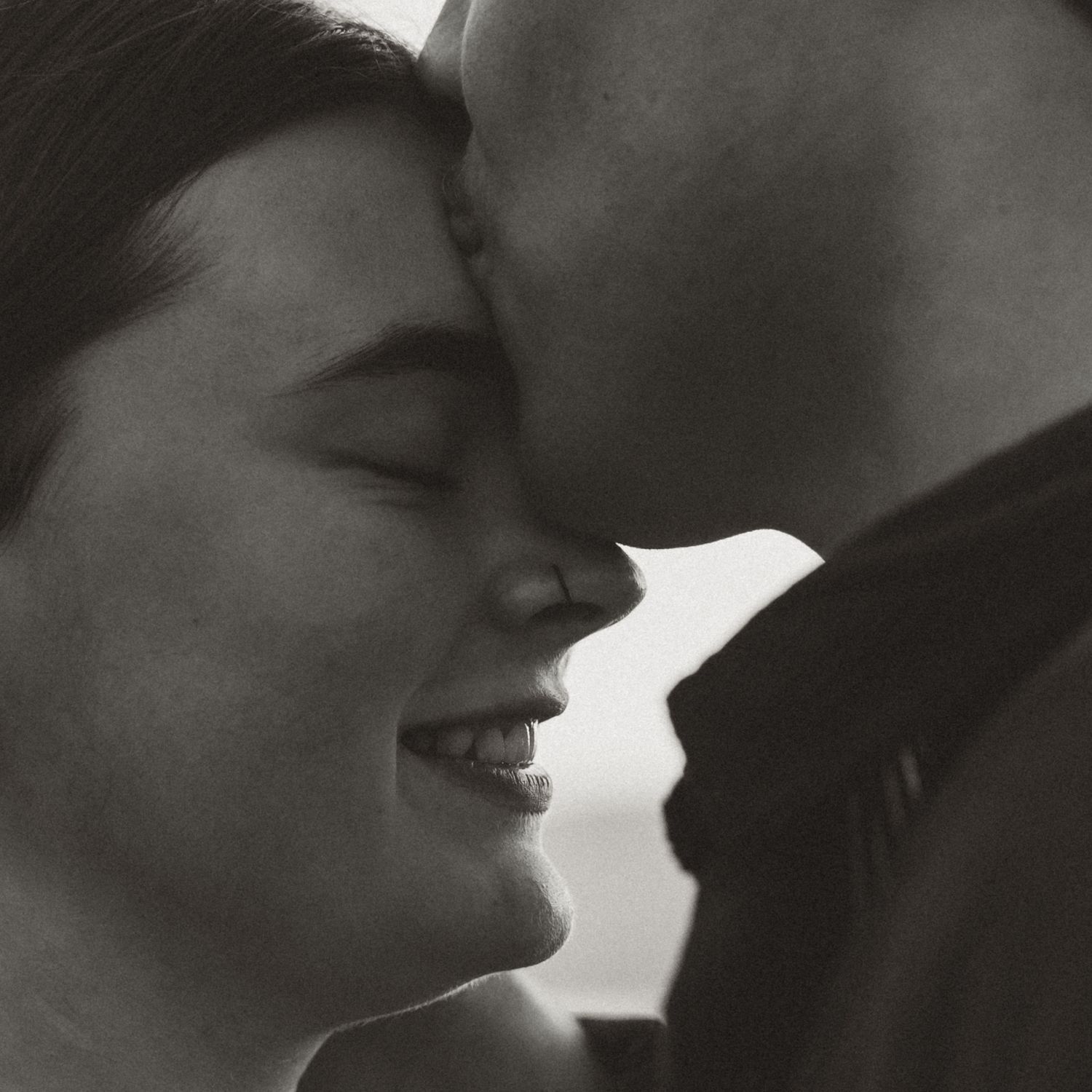 okanagan couples photographer capturing romatic couple sharing a forehead kiss in dilworth park bc