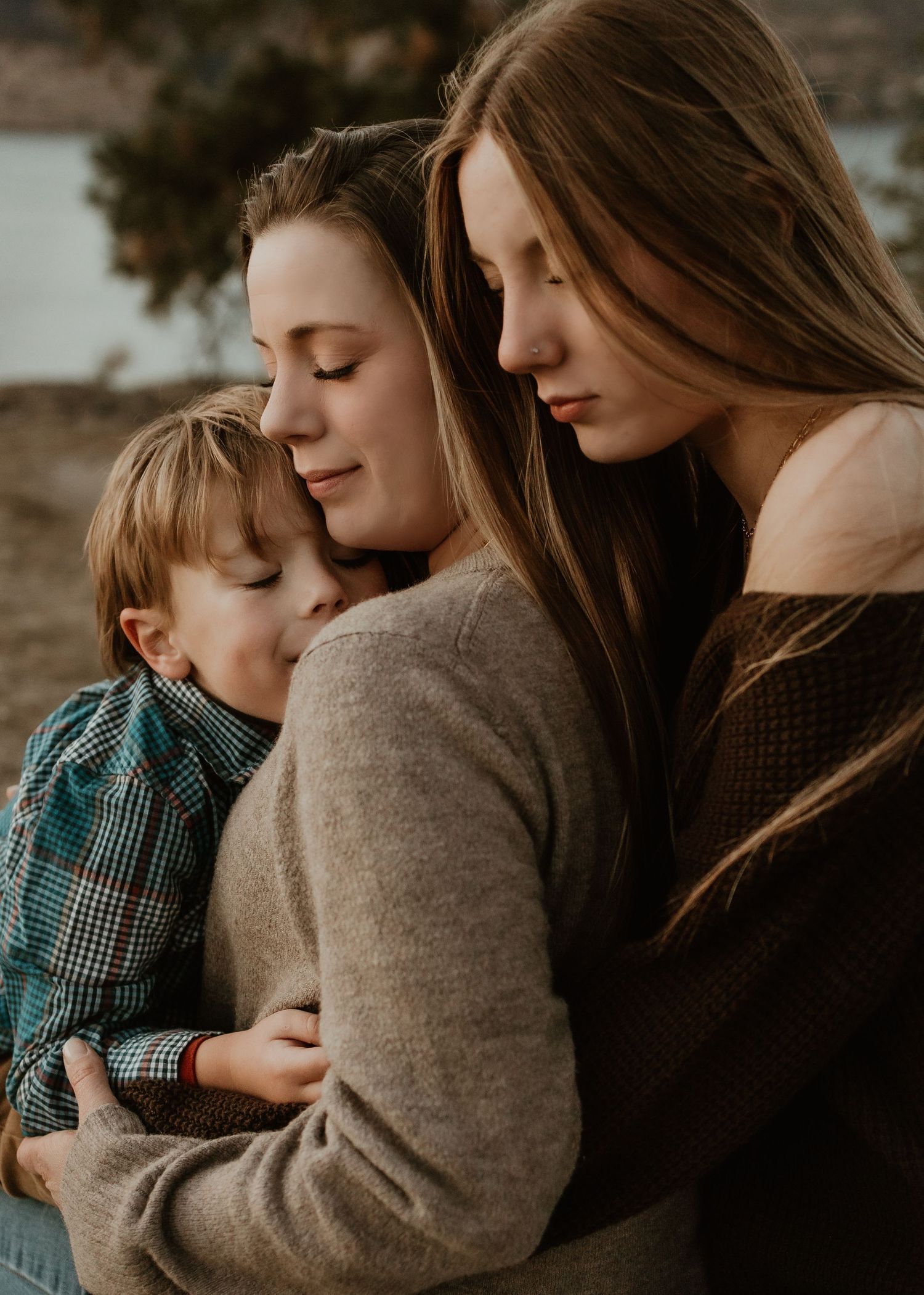 mom and children enjoying a peaceful moment at a family photoshoot in kelowna bc at Knox mountain