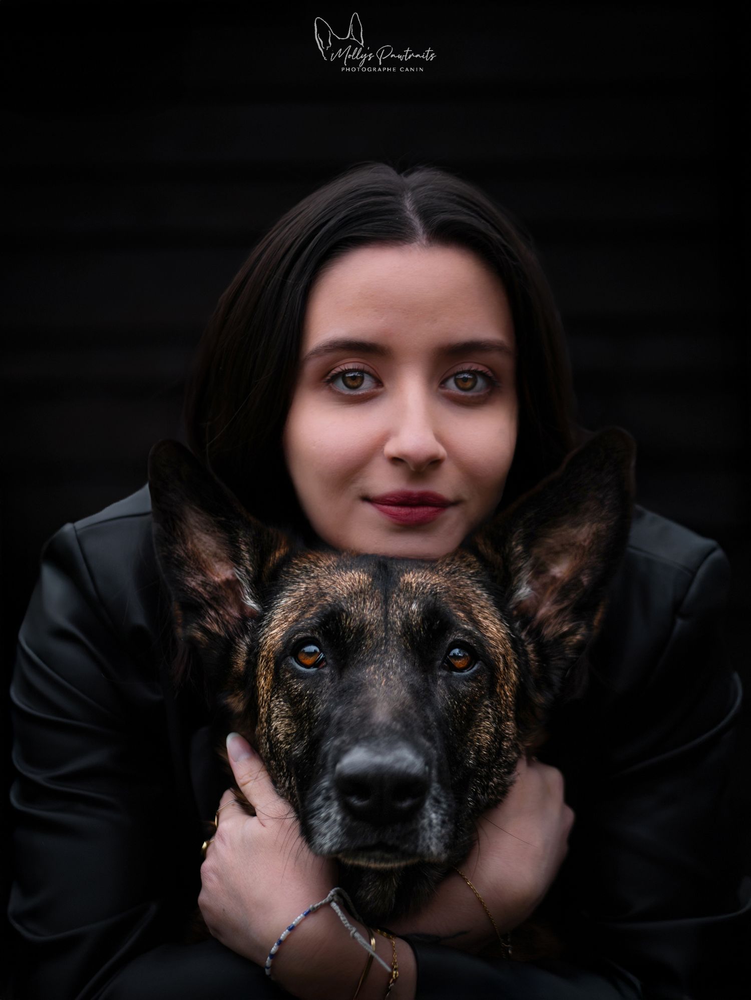 Portrait en duo, malinoise et son humaine sur un fond noir, à Sillé-le-Philippe en Sarthe