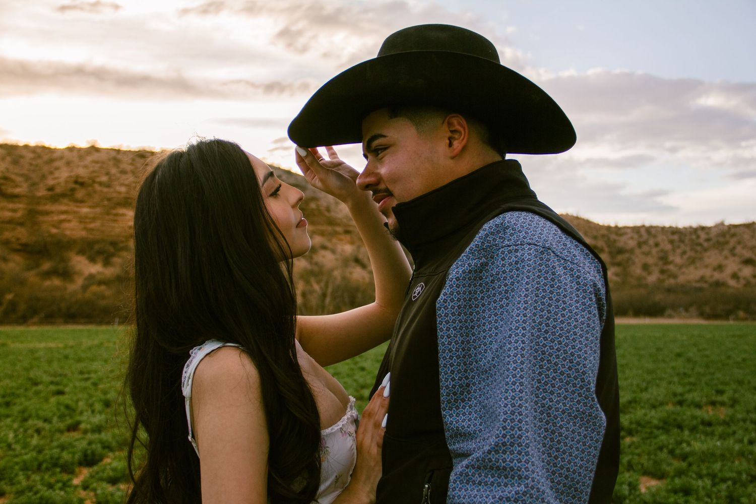 Las Cruces, New Mexico Photographer capturing your love story. Couples, weddings, engagements, proposals, elopements in New Mexico and world