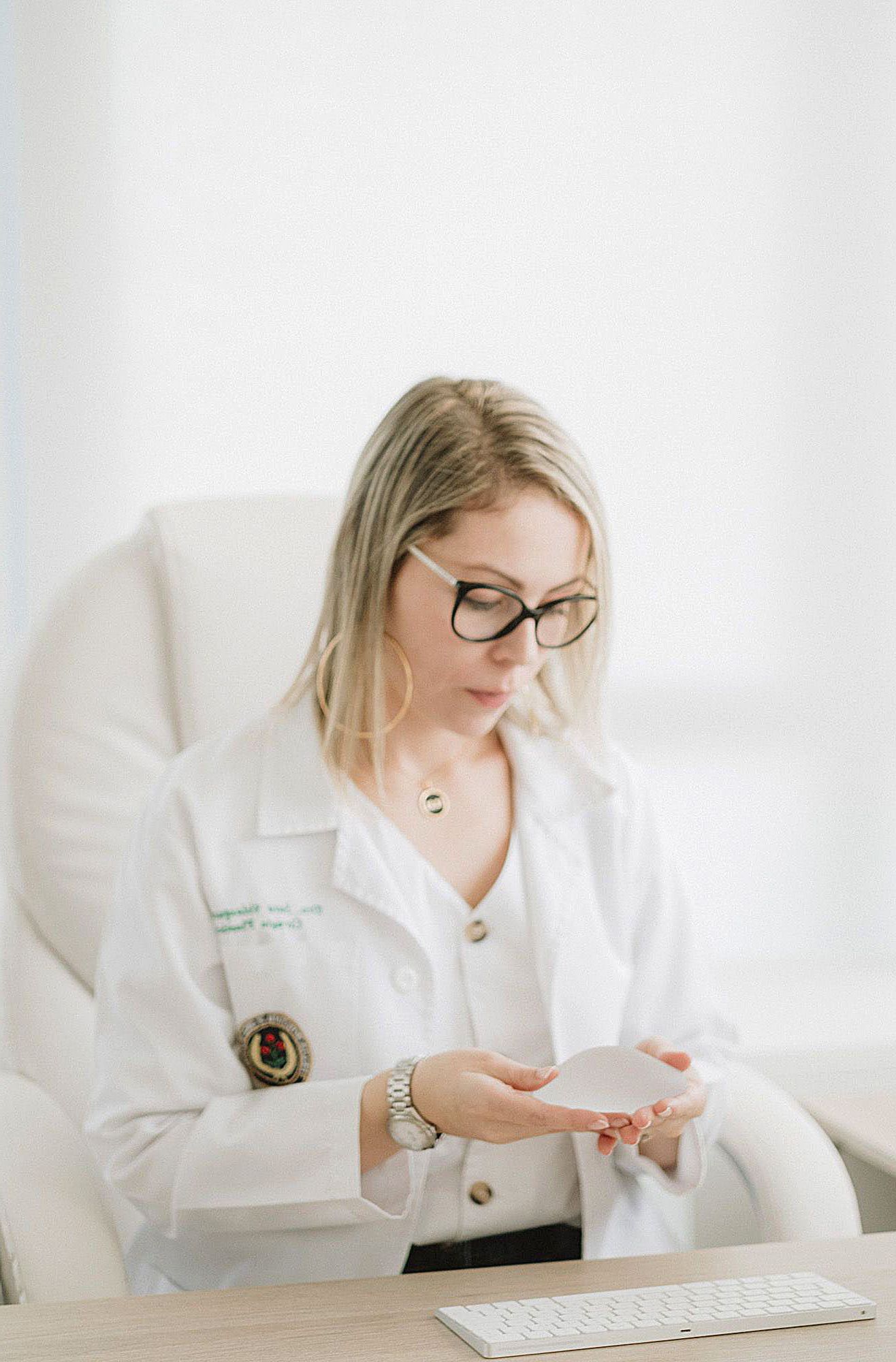 Fotografía corporativa para clínicas médicas y retrato profesional de cirujana estética en Madrid por SHUTTER.