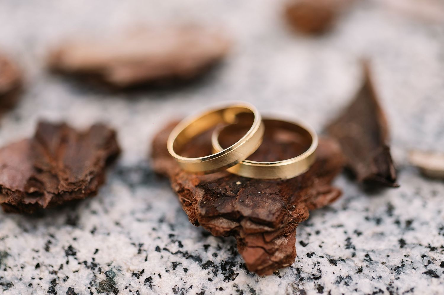 Alianzas de matrimonio artesanales con textura orgánica y acabado mate.