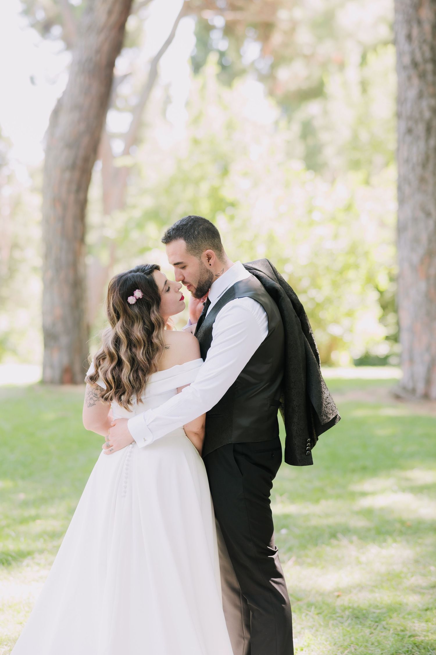 Fotografía de novios en el parque de El Capricho Madrid