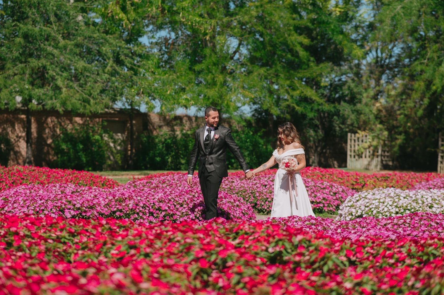 Fotografía de novios en el parque de El Capricho Madrid