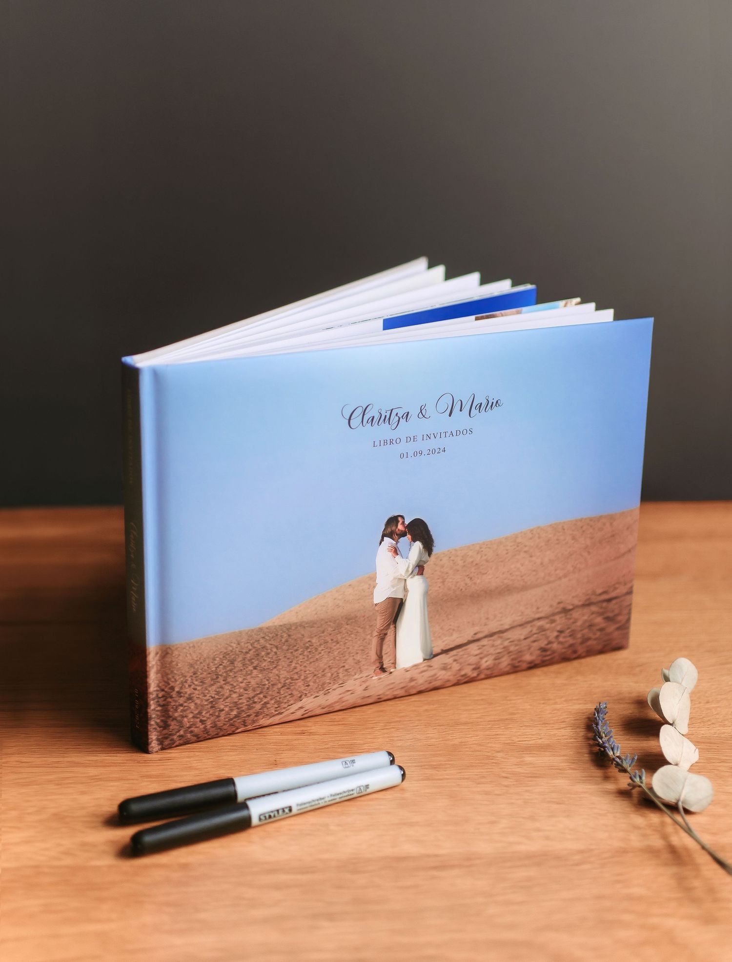 Portada personalizada del Libro de Mensajes Wedding Day diseñado por SHUTTER en Madrid.
