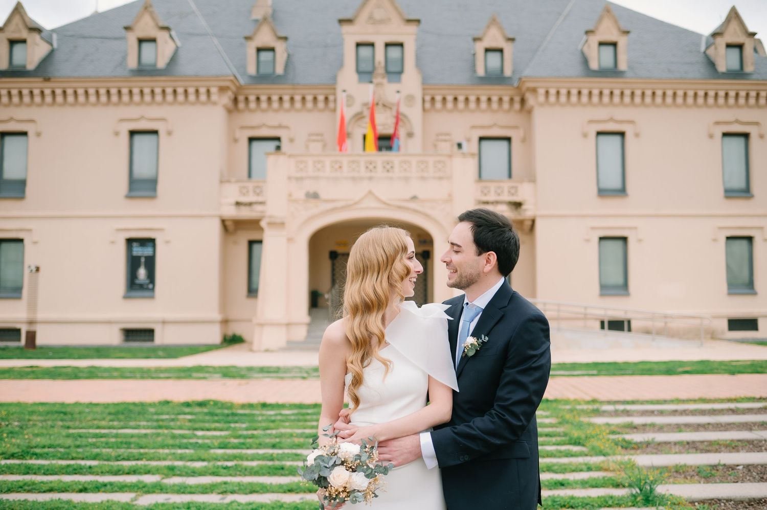 Fotografía de boda civil en el Castillo de los Marqueses de Valderas de Alcorcón por SHUTTER.