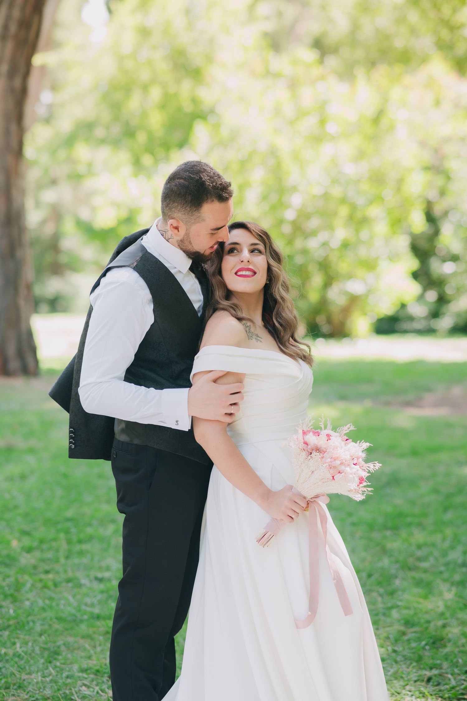 Fotografía de novios en el parque de El Capricho Madrid