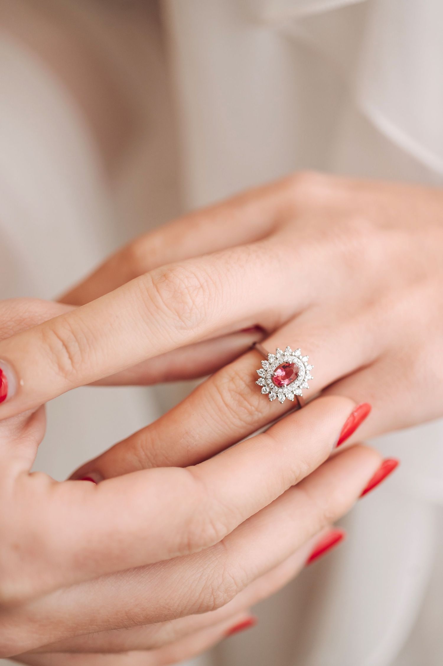 Anillo de compromiso de diseño vintage con rubí central y diamantes.