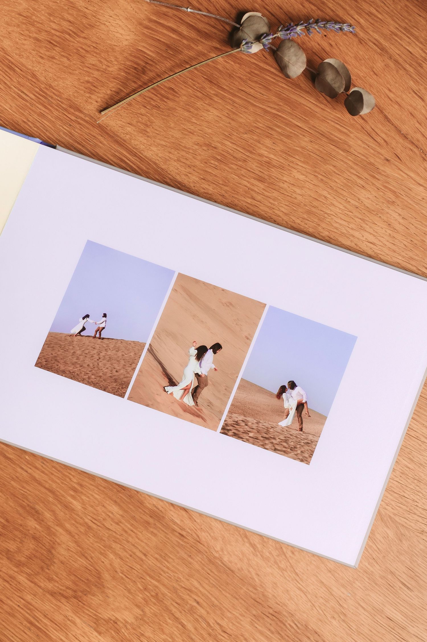 Diseño interior del álbum con fotografías impresas y amplios espacios en blanco para escribir.