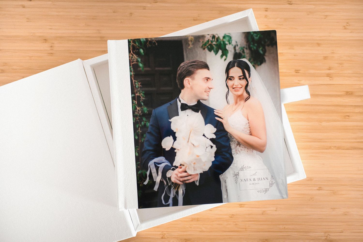 Fotografía de un álbum cuadrado de formato 30 por 30 centímetros con acabados exclusivos.