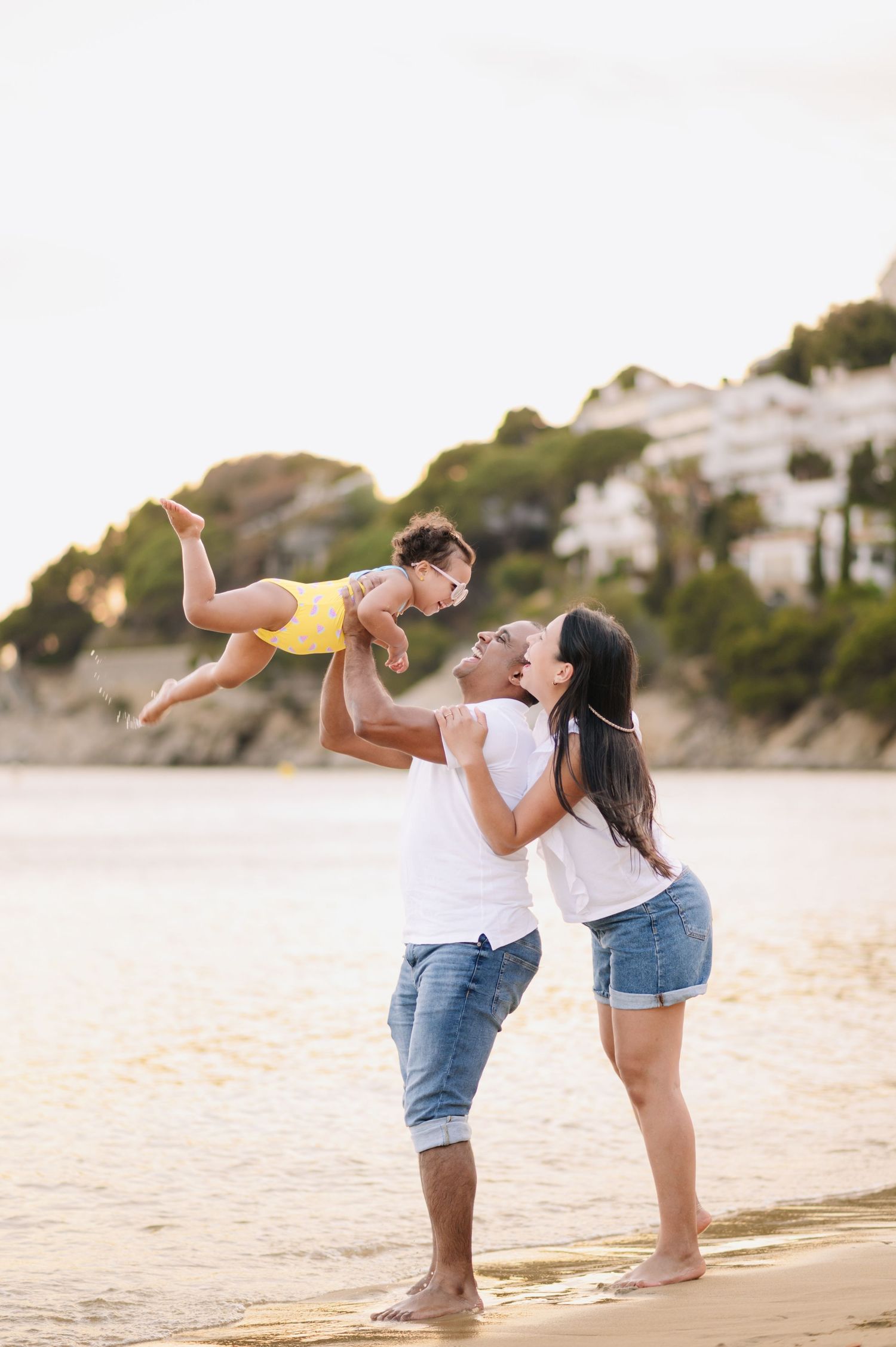 Fotografía de estilo de vida capturando juegos y risas entre padres e hijos al aire libre