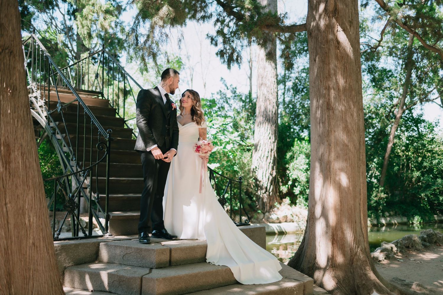 Fotografía de novios en el parque de El Capricho Madrid