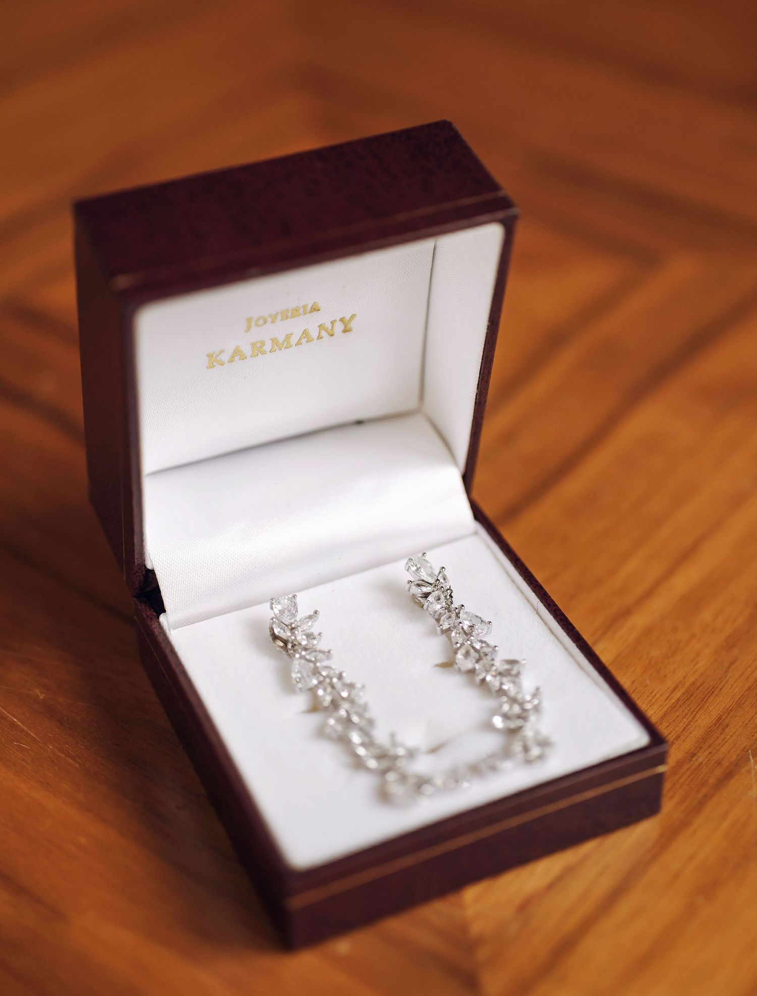 Fotografía de alta calidad de pendientes largos de novia ideales para el día de la boda.