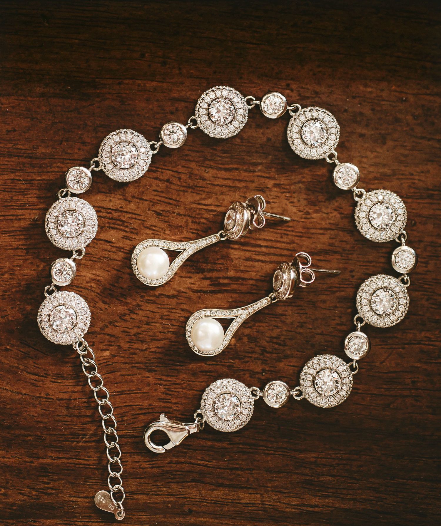Fotografía editorial de una pulsera de diamantes tipo riviere en oro blanco.