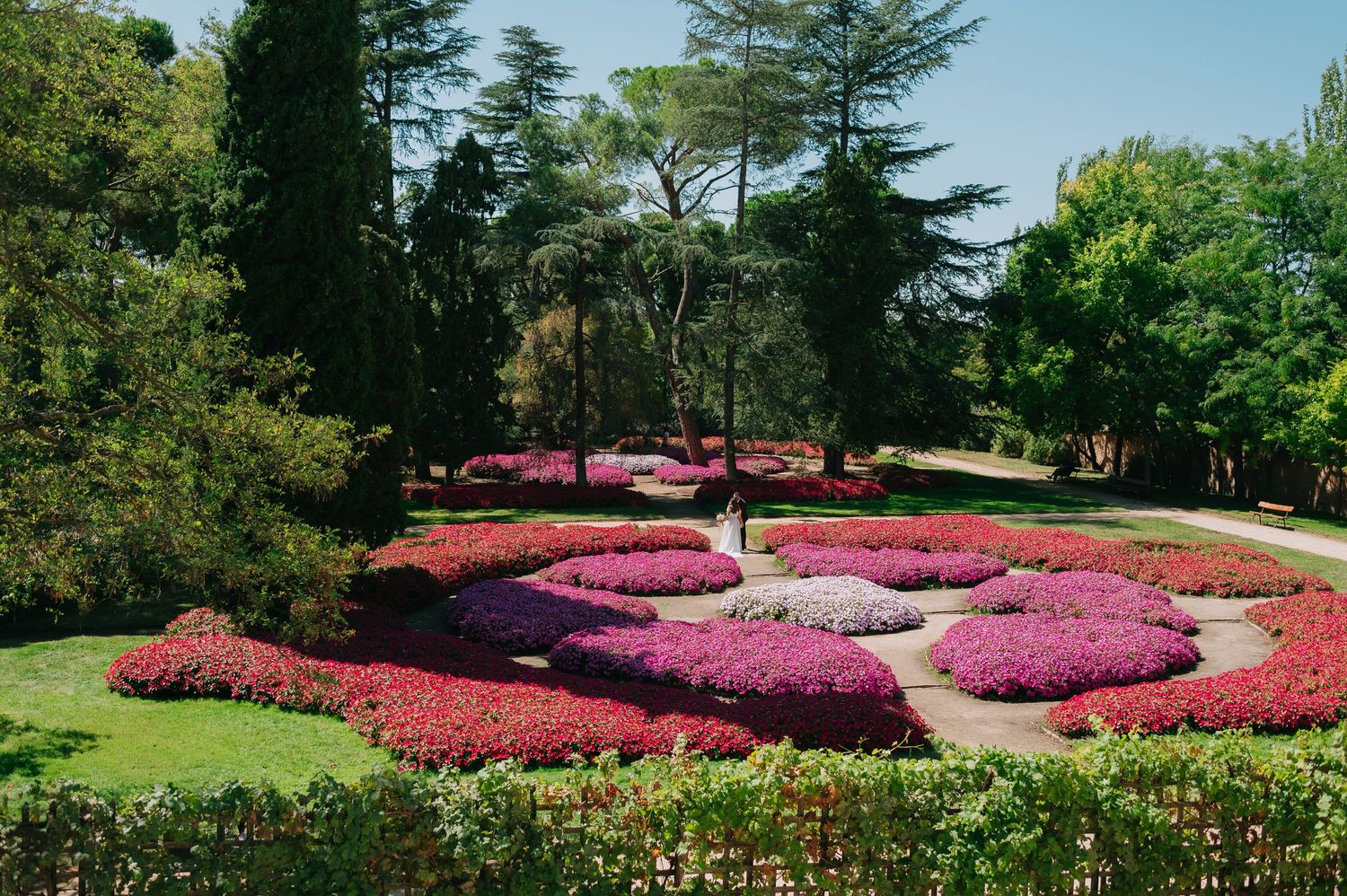 Fotografía de novios en el parque de El Capricho Madrid