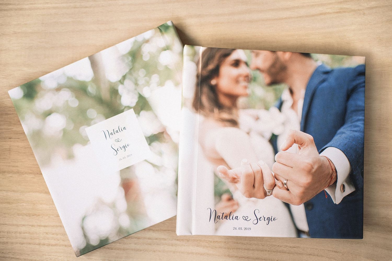 Primer plano de la portada personalizada con los nombres de los novios.