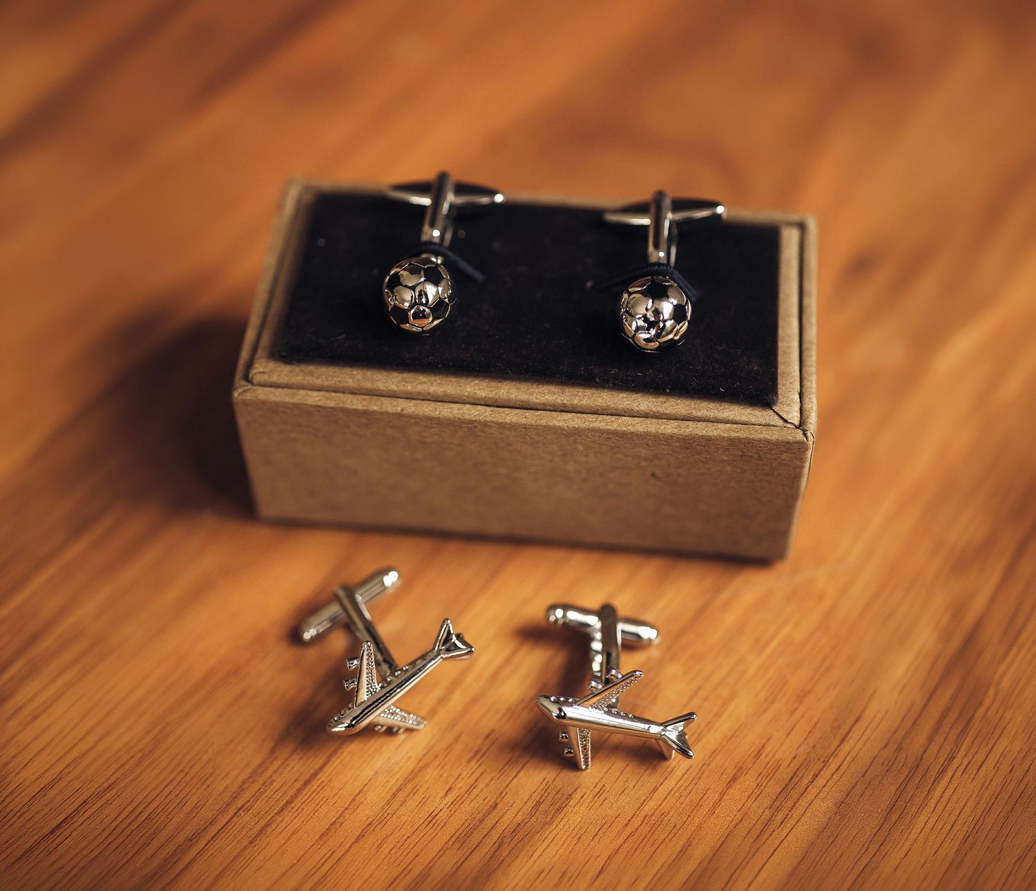 Gemelos de boda originales y divertidos con formas personalizadas para el novio.