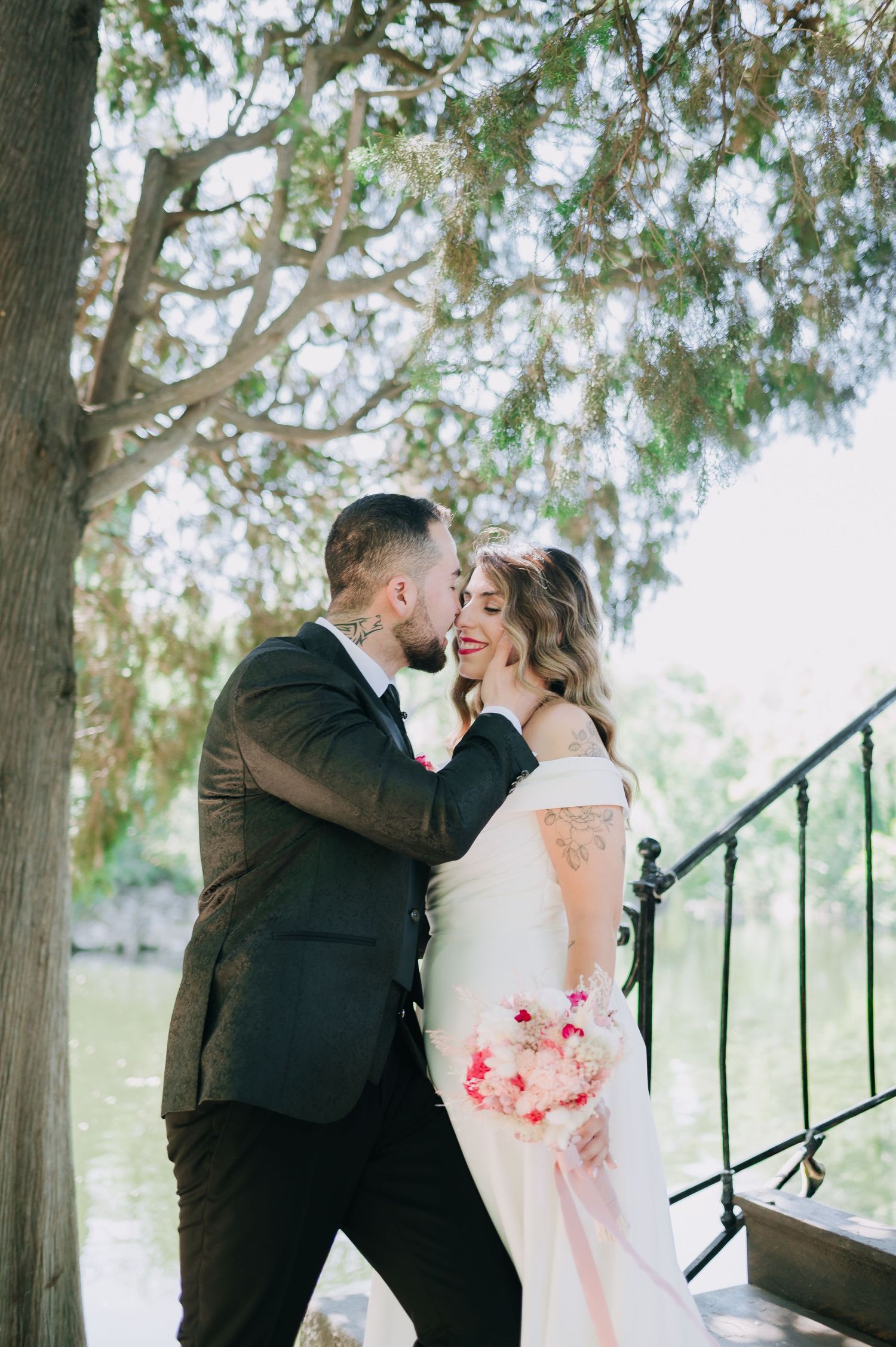 Fotografía de novios en el parque de El Capricho Madrid