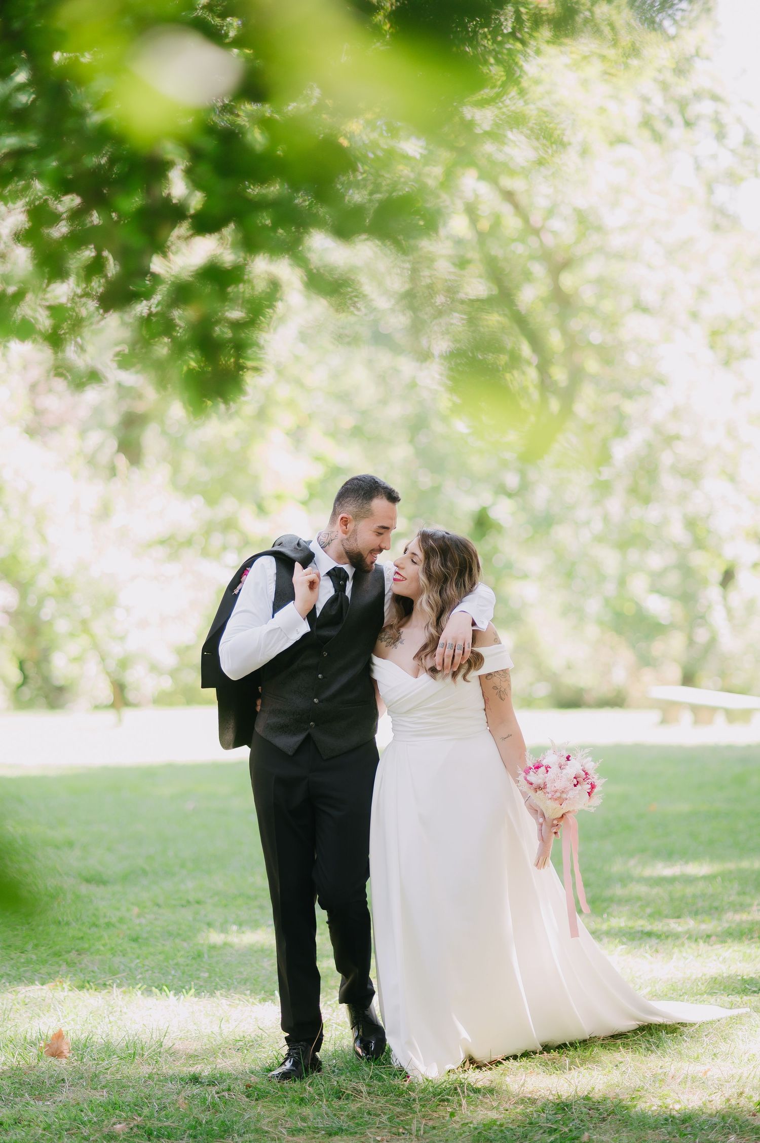 Fotografía de novios en el parque de El Capricho Madrid