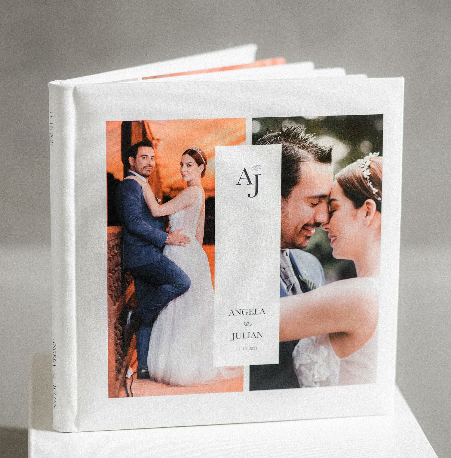 Diseño editorial de álbum cuadrado de formato 28 por 28 centímetros para recuerdos de boda.