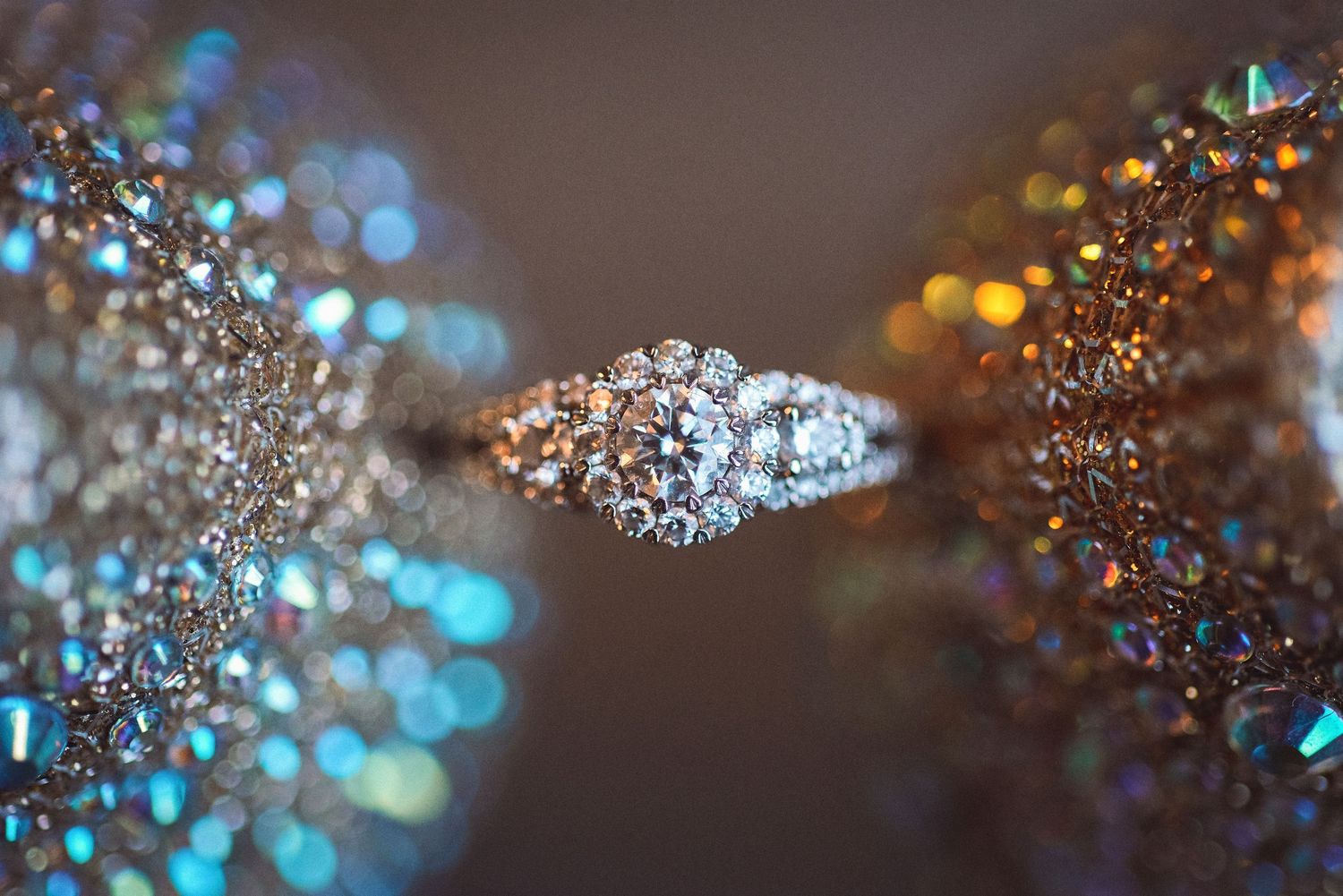 Anillo de compromiso con diamantes brillantes en oro blanco.