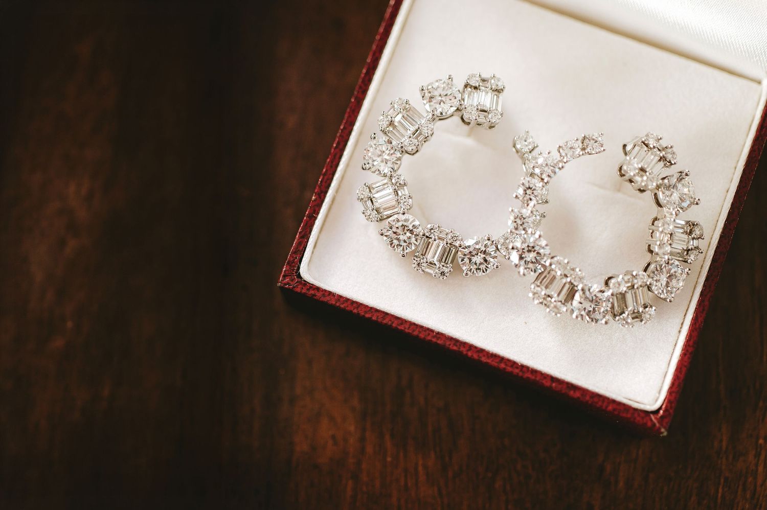 Fotografía editorial de pendientes de aros con pavé de diamantes para invitada o novia.