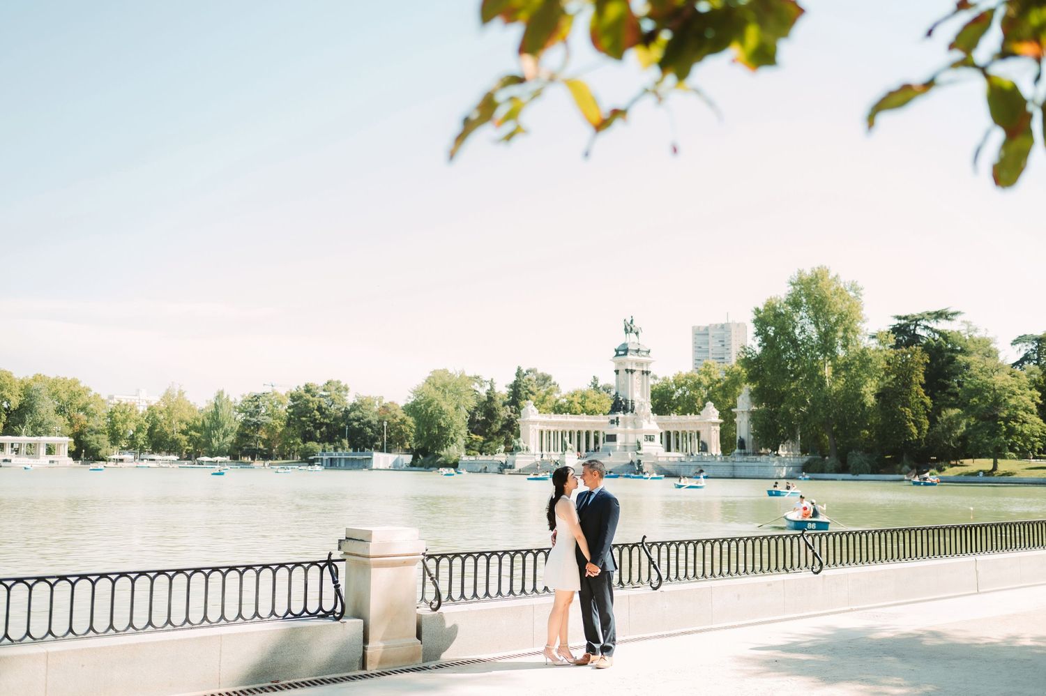 Reportaje fotográfico de pareja profesional en el Parque de El Retiro de Madrid por SHUTTER.