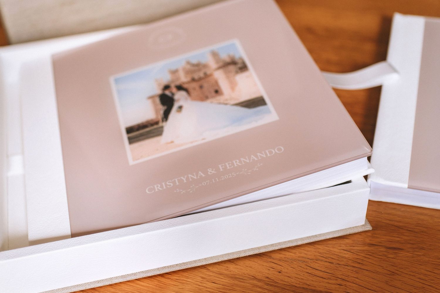 Conjunto del álbum de metacrilato reposando sobre su caja de lujo personalizada.