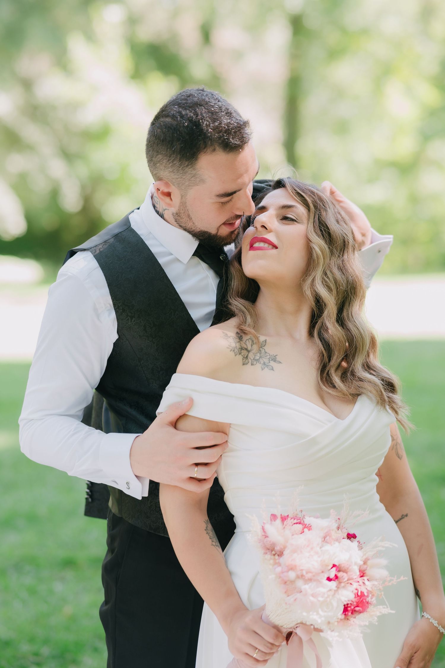 Fotografía de novios en el parque de El Capricho Madrid