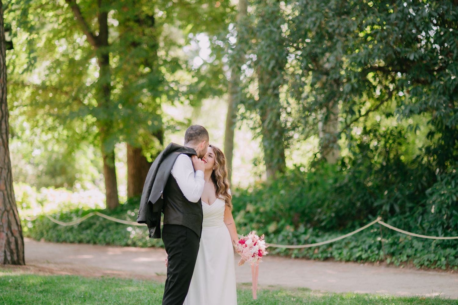 Fotografía de novios en el parque de El Capricho Madrid