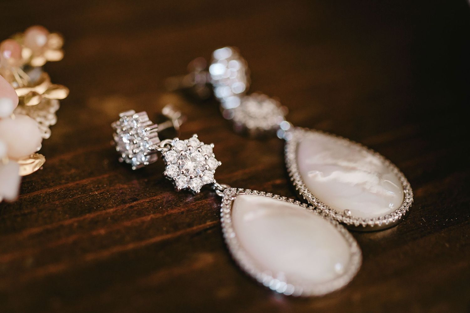 Detalle de joyería con pendientes de diamantes combinados con piedra nacarada natural.