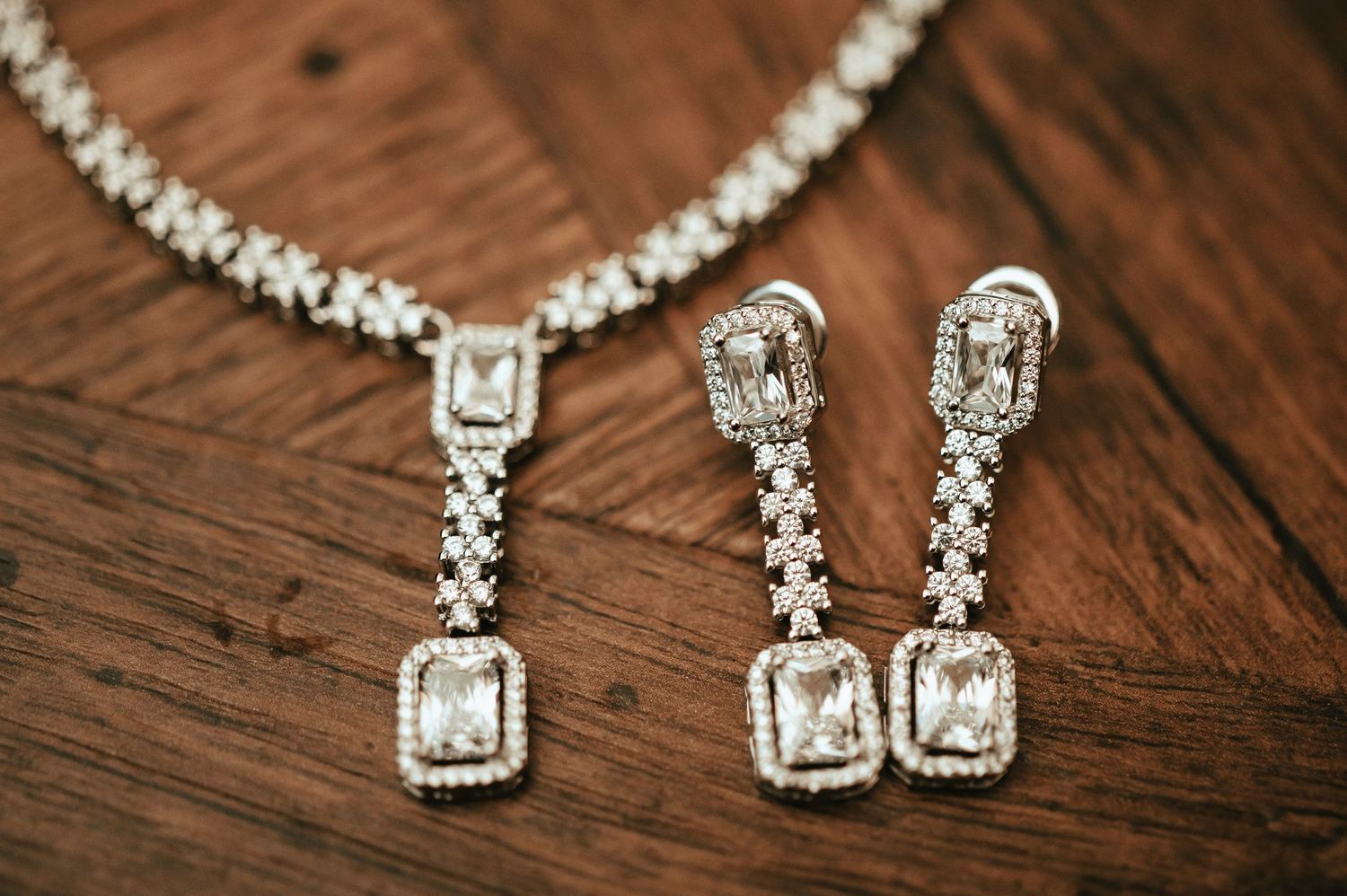 Fotografía de pendientes con diamantes y diseño geométrico exclusivo para catálogo de joyería.