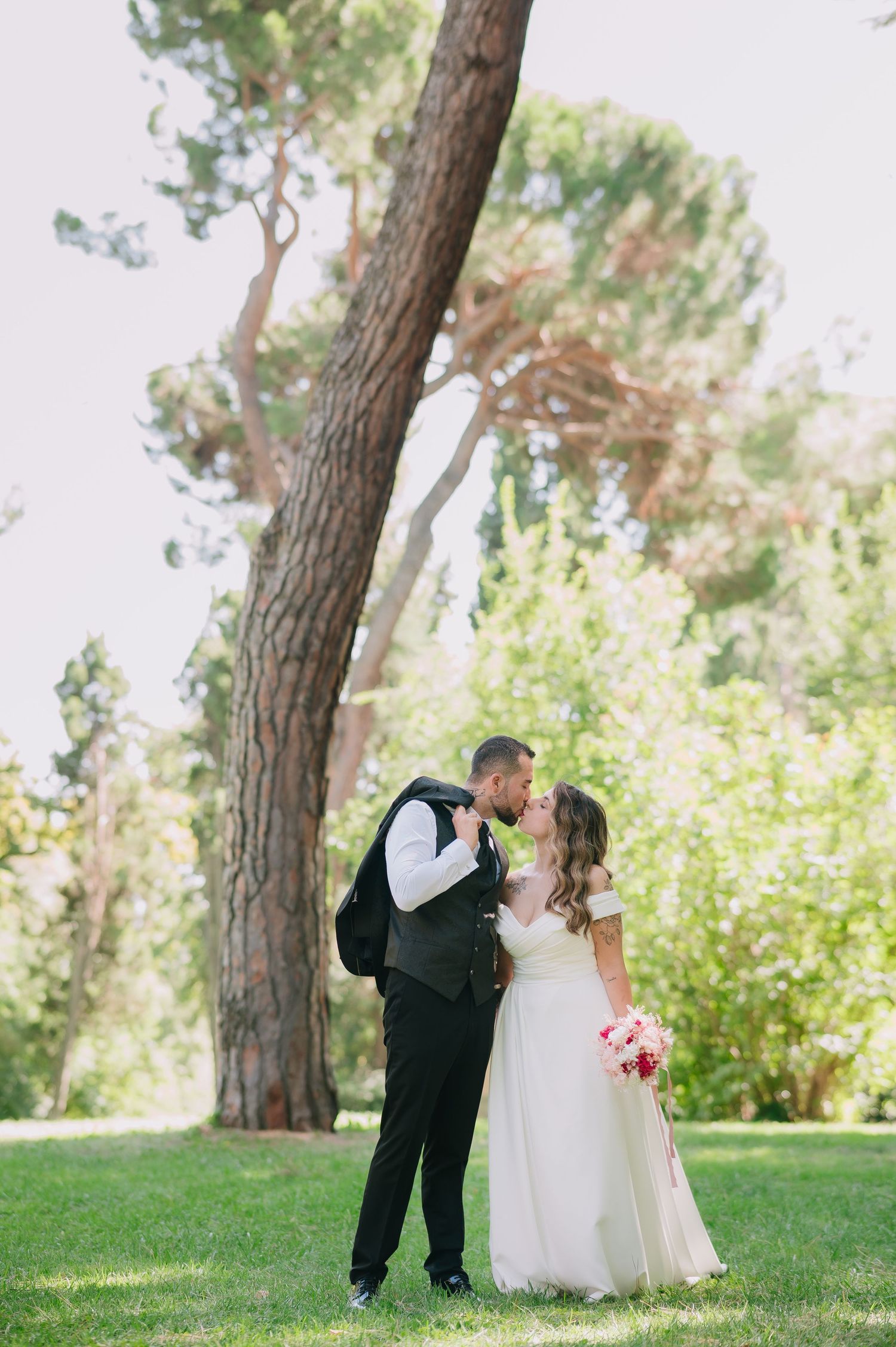 Fotografía de novios en el parque de El Capricho Madrid