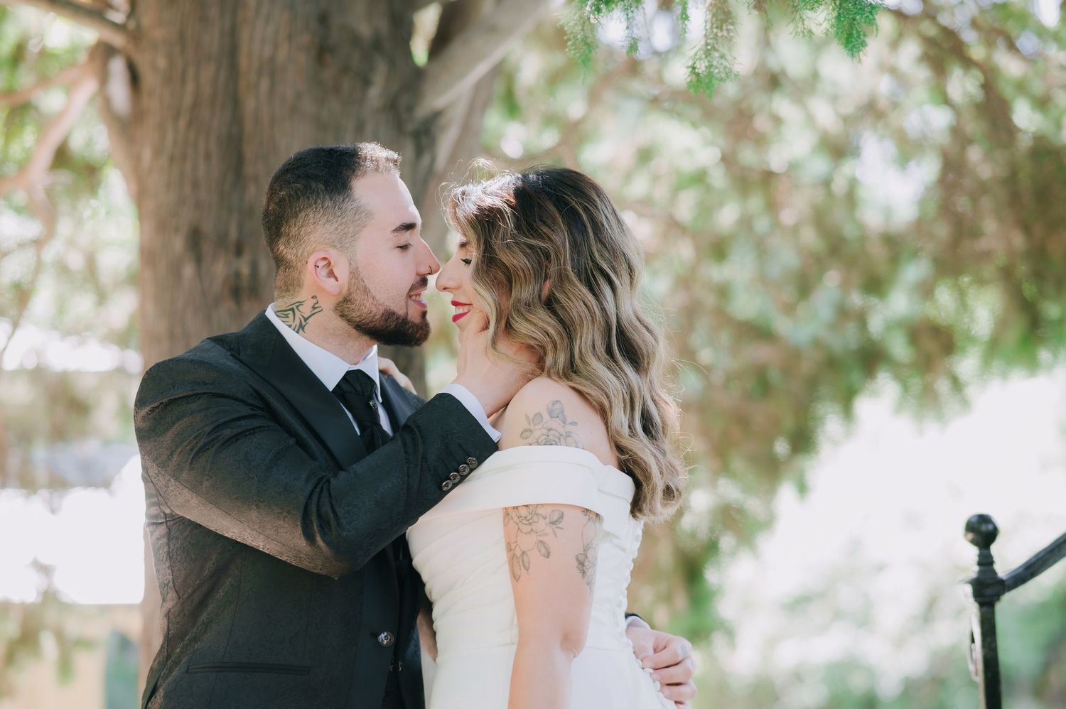 Fotografía de novios en el parque de El Capricho Madrid
