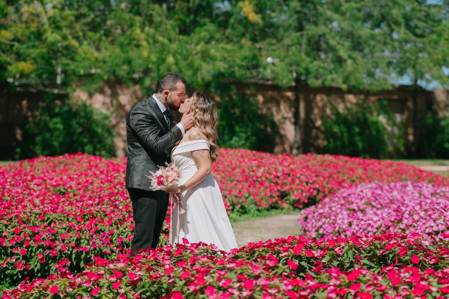 Fotografía de novios en el parque de El Capricho Madrid