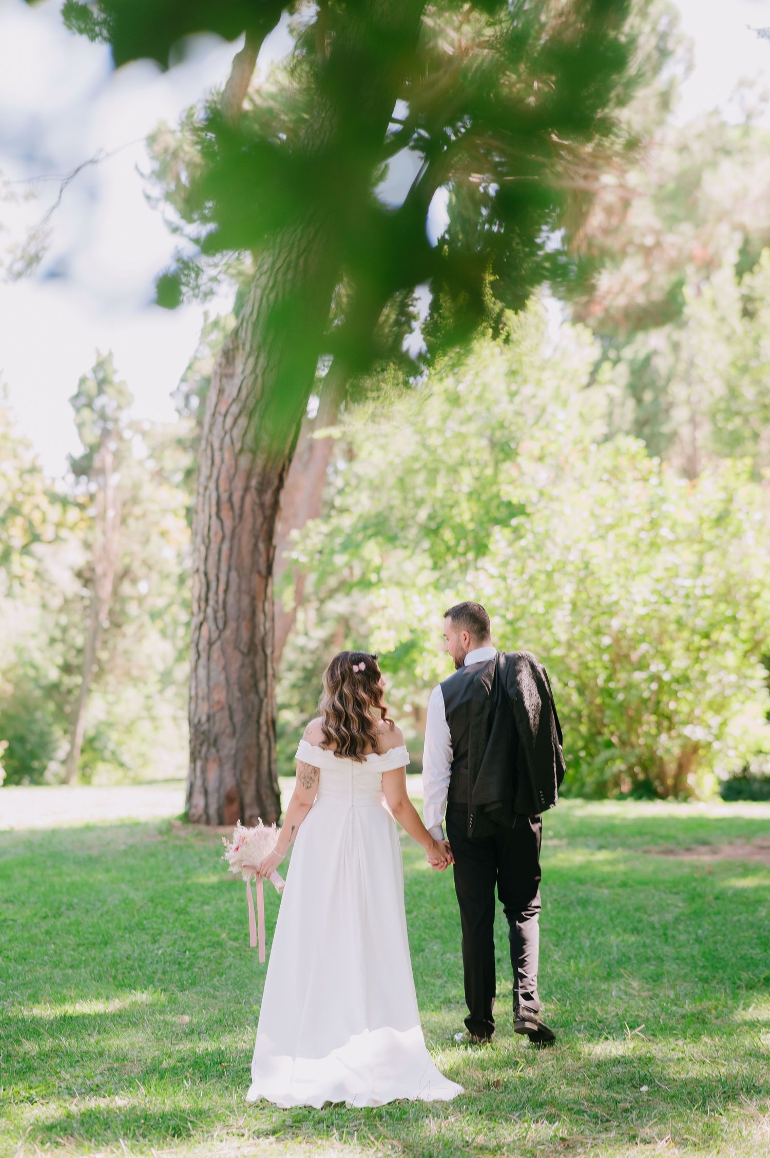 Fotografía de novios en el parque de El Capricho Madrid