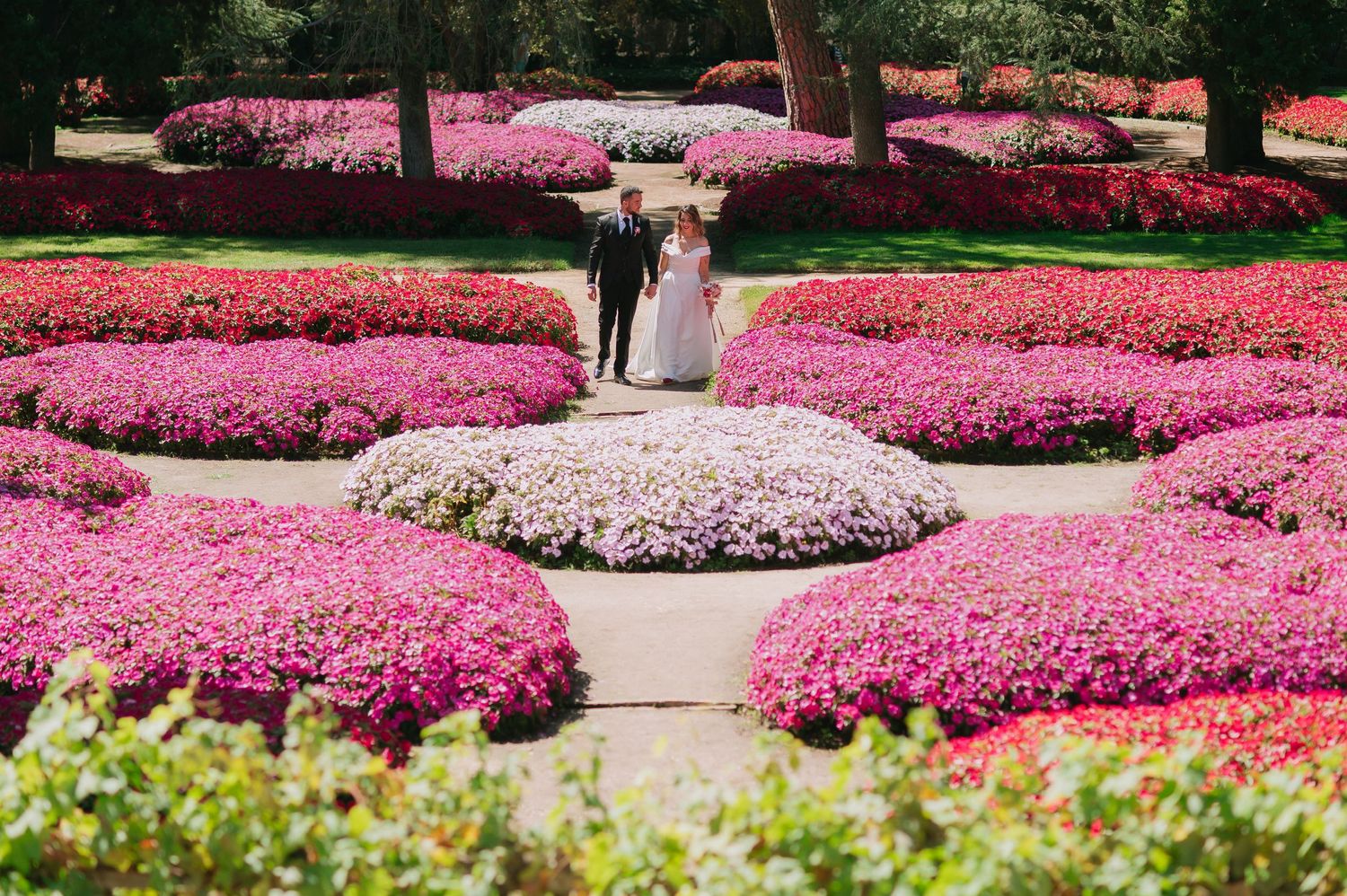 Fotografía de novios en el parque de El Capricho Madrid