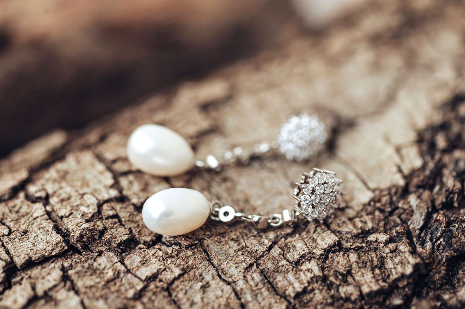 Pendientes de novia elegantes de diamantes con perla colgante cultivada por SHUTTER.