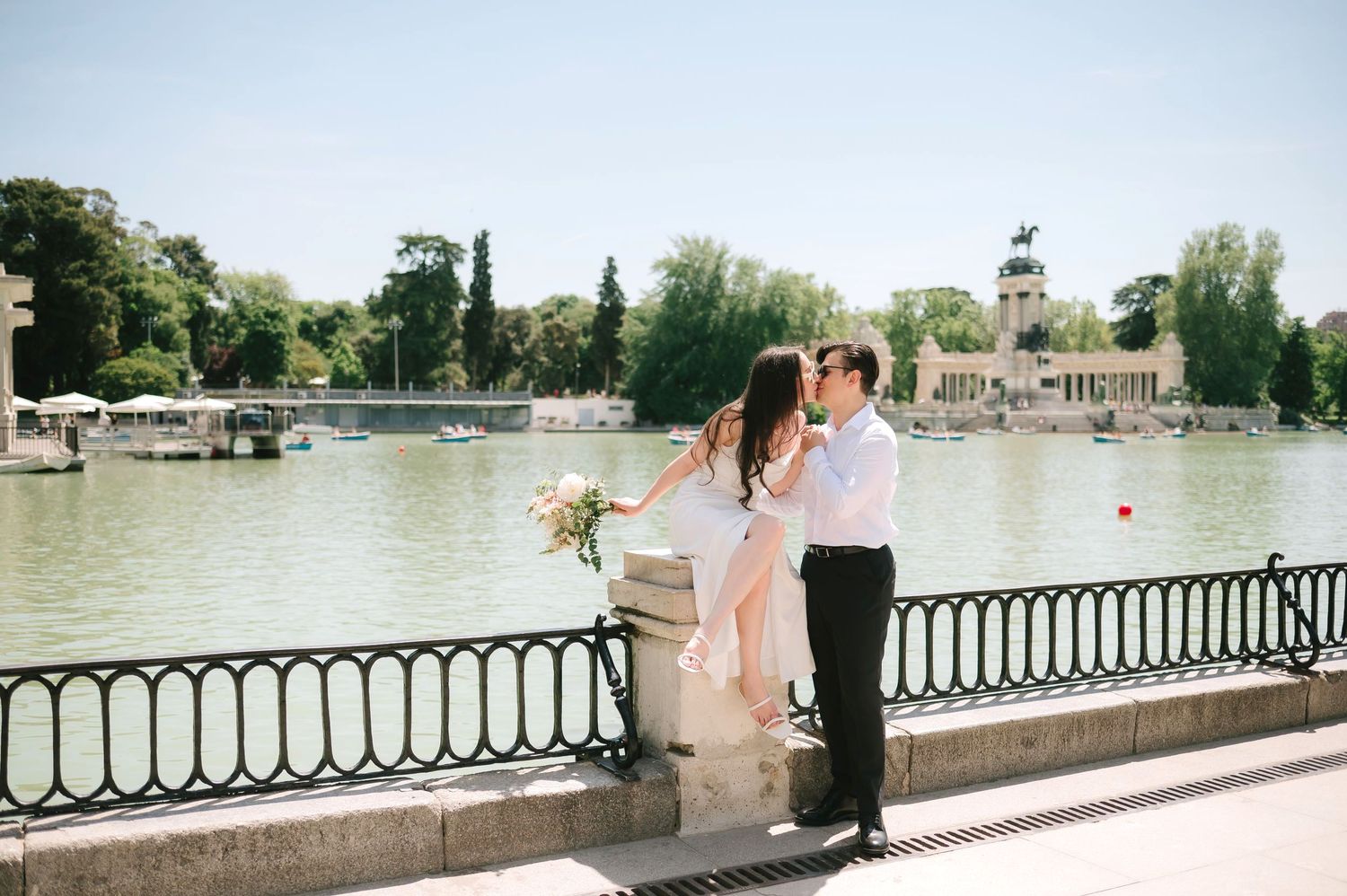 Sesión de preboda y reportaje fotográfico de boda en el Parque de El Retiro de Madrid por SHUTTER.