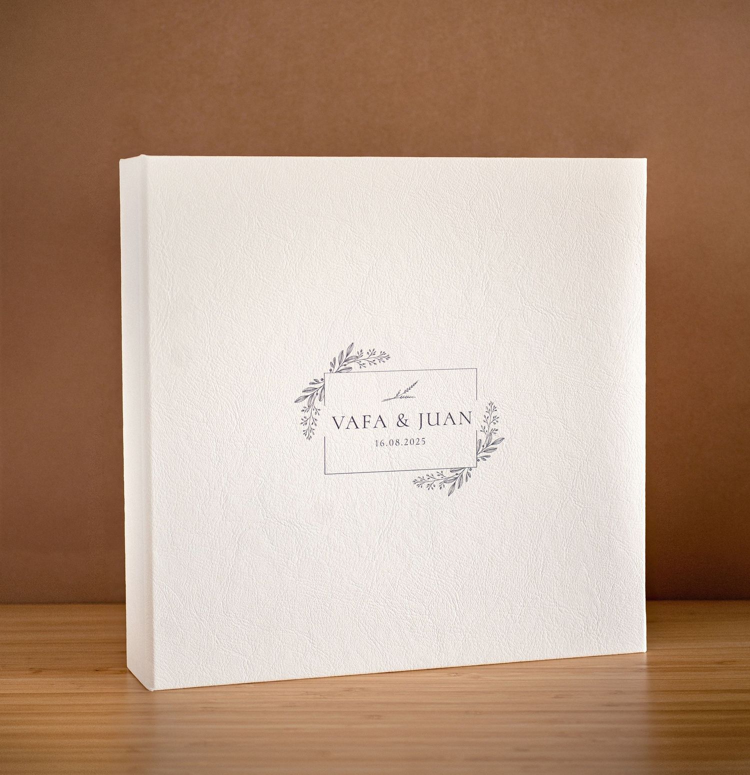 Caja de lujo a juego incluida con el álbum de boda de metacrilato.