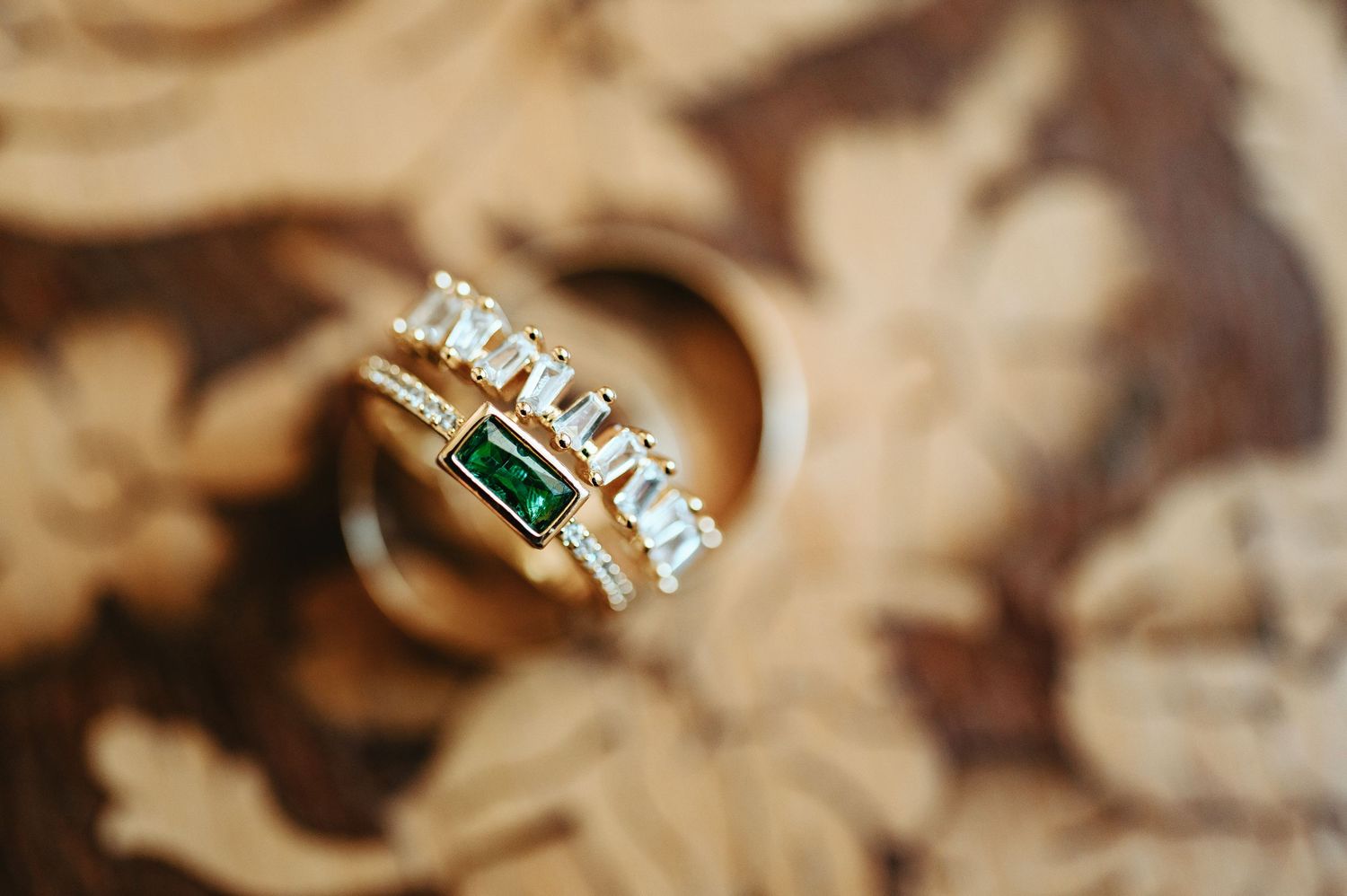 Anillo de pedida en oro con pavé de diamantes brillantes y esmeralda.