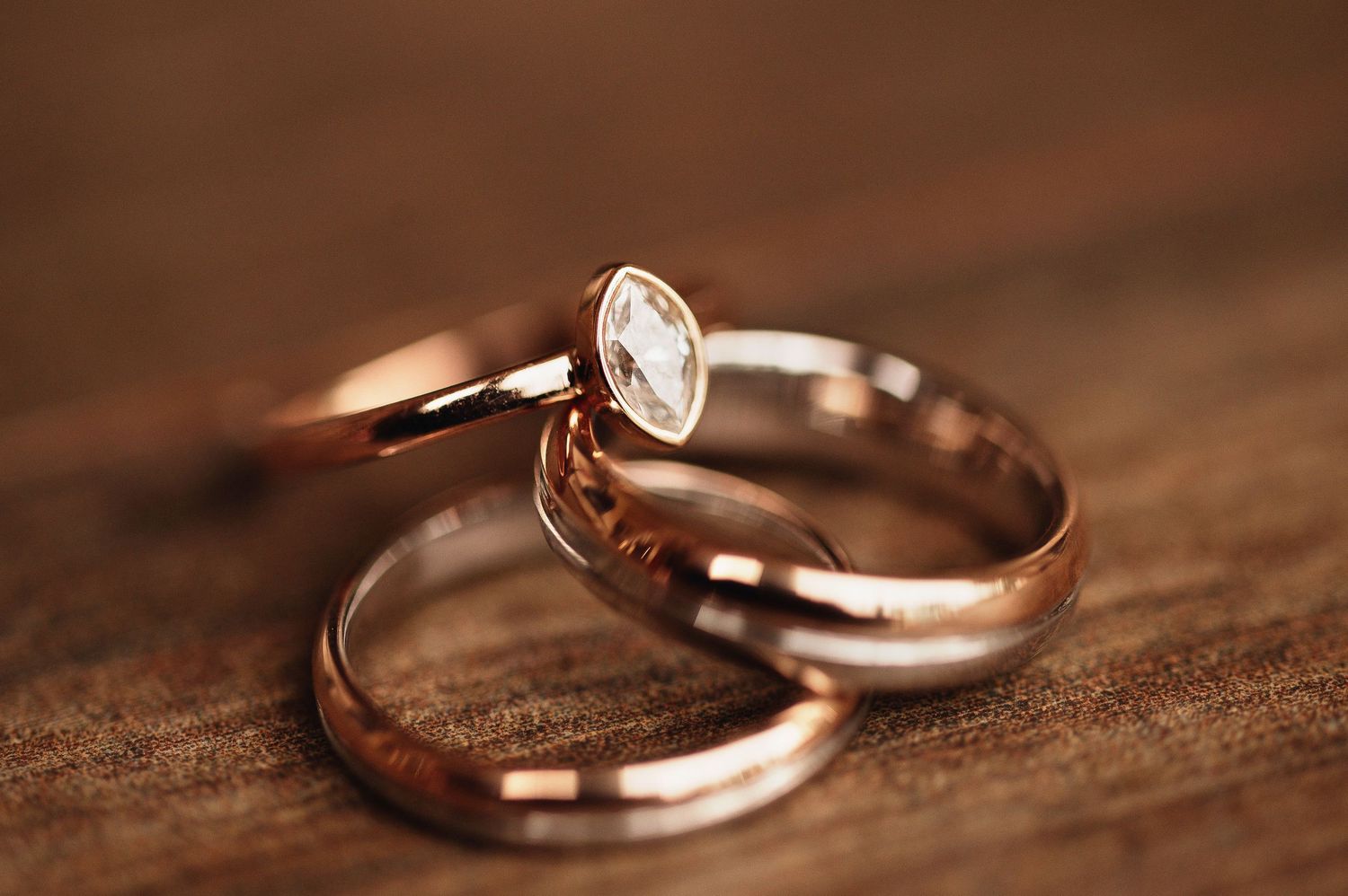 Detalle anillo de compromiso con diamante brillante en talla marquesa de alta gama.