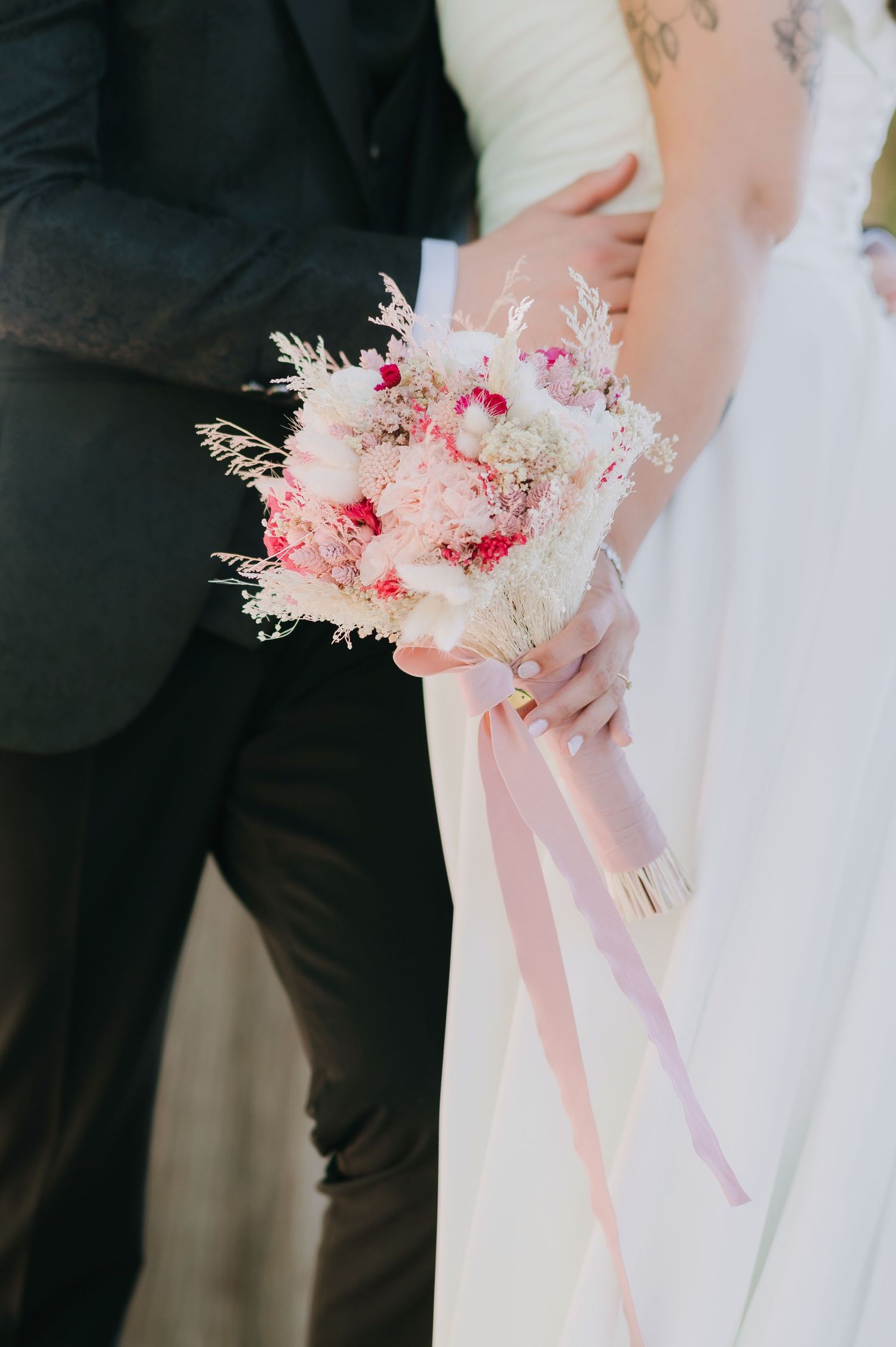 Fotografía de novios en el parque de El Capricho Madrid