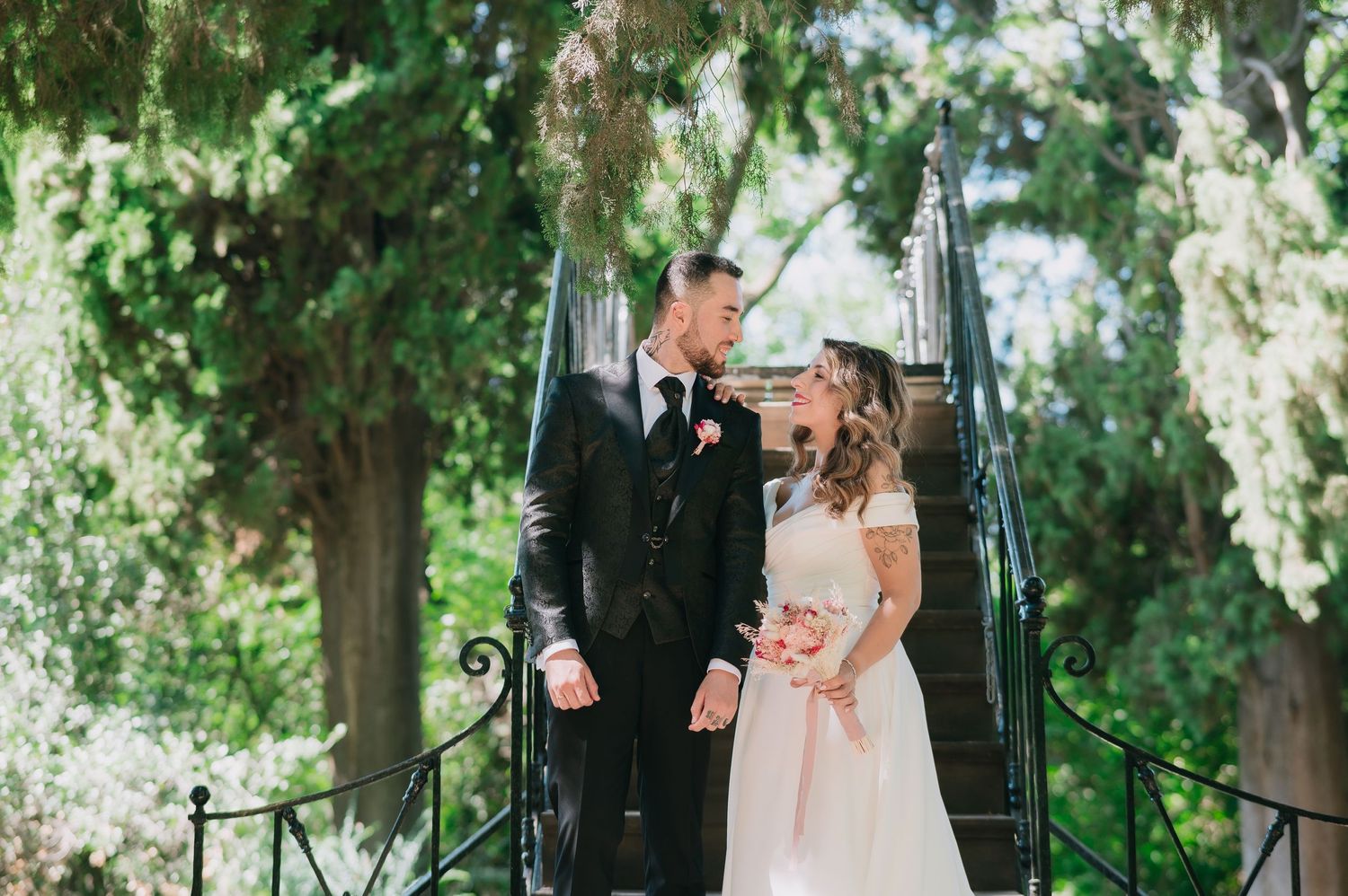Fotografía de novios en el parque de El Capricho Madrid