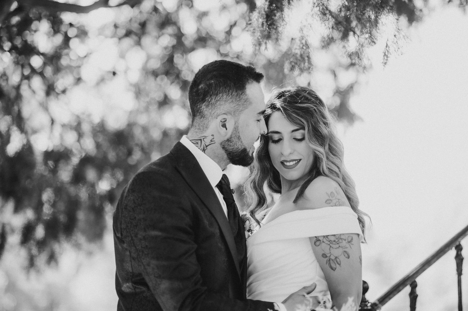 Fotografía de novios en el parque de El Capricho Madrid