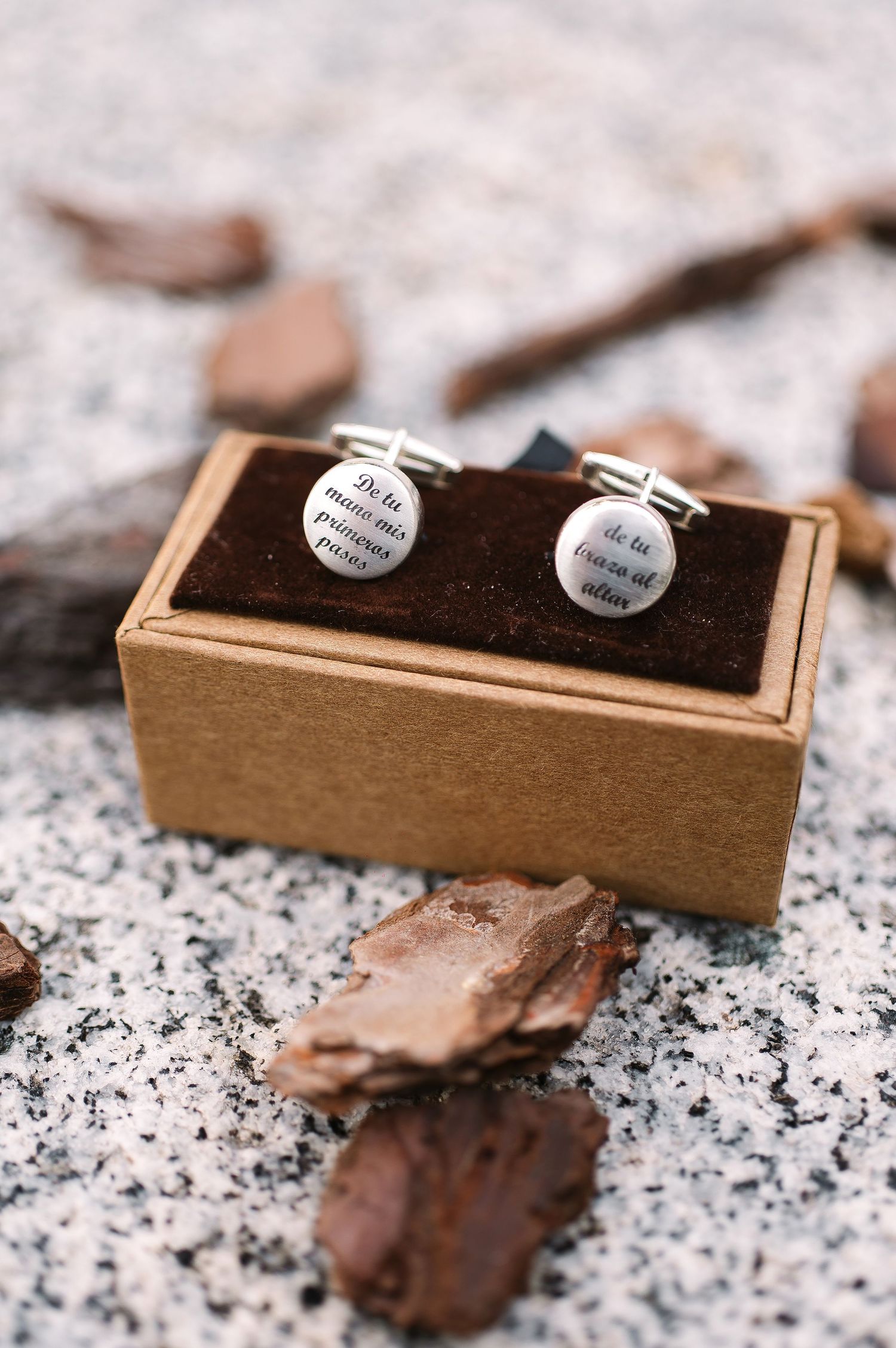 Gemelos de novio personalizados con un mensaje emotivo grabado a láser para el día de la boda.