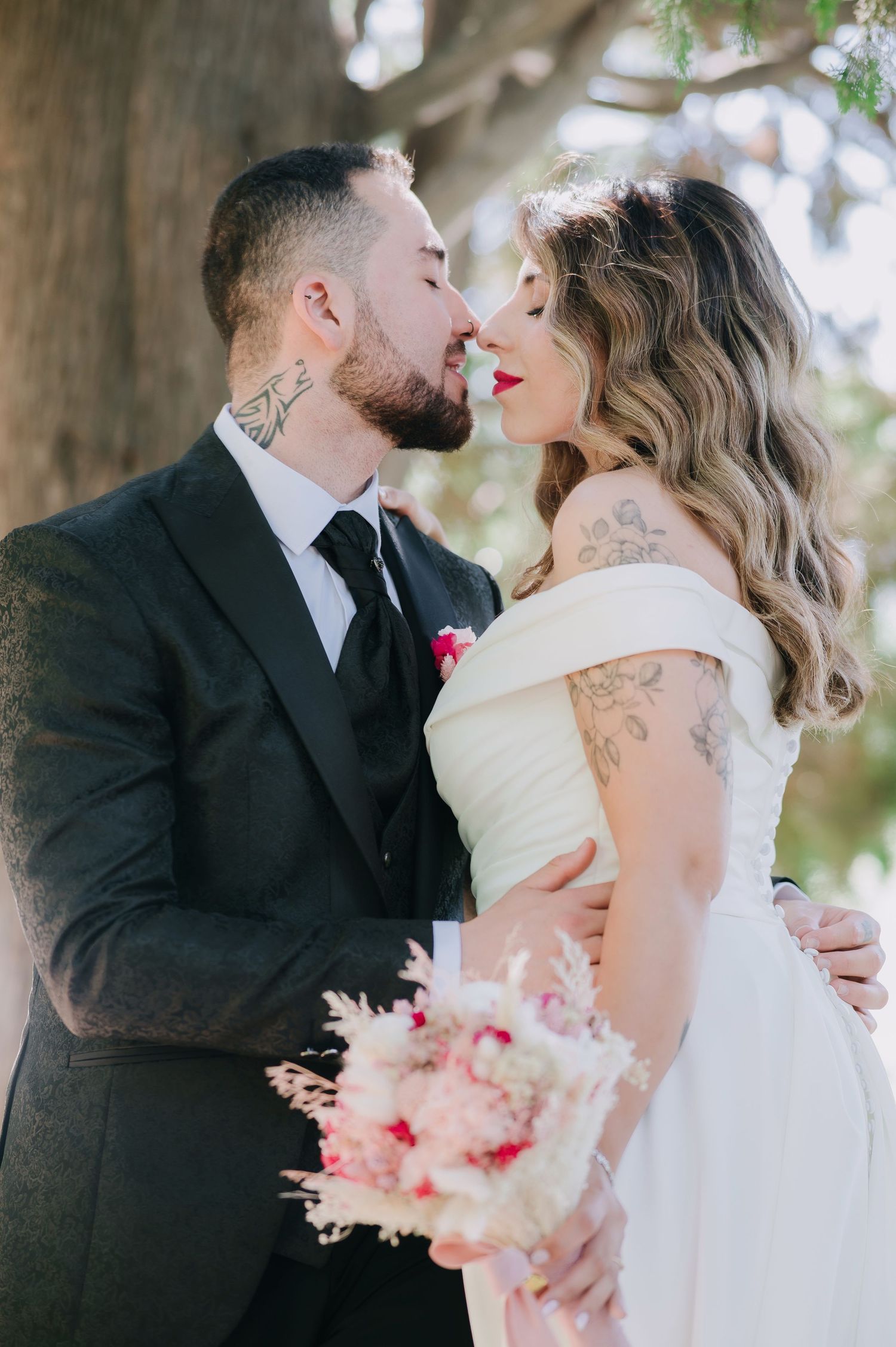 Fotografía de novios en el parque de El Capricho Madrid